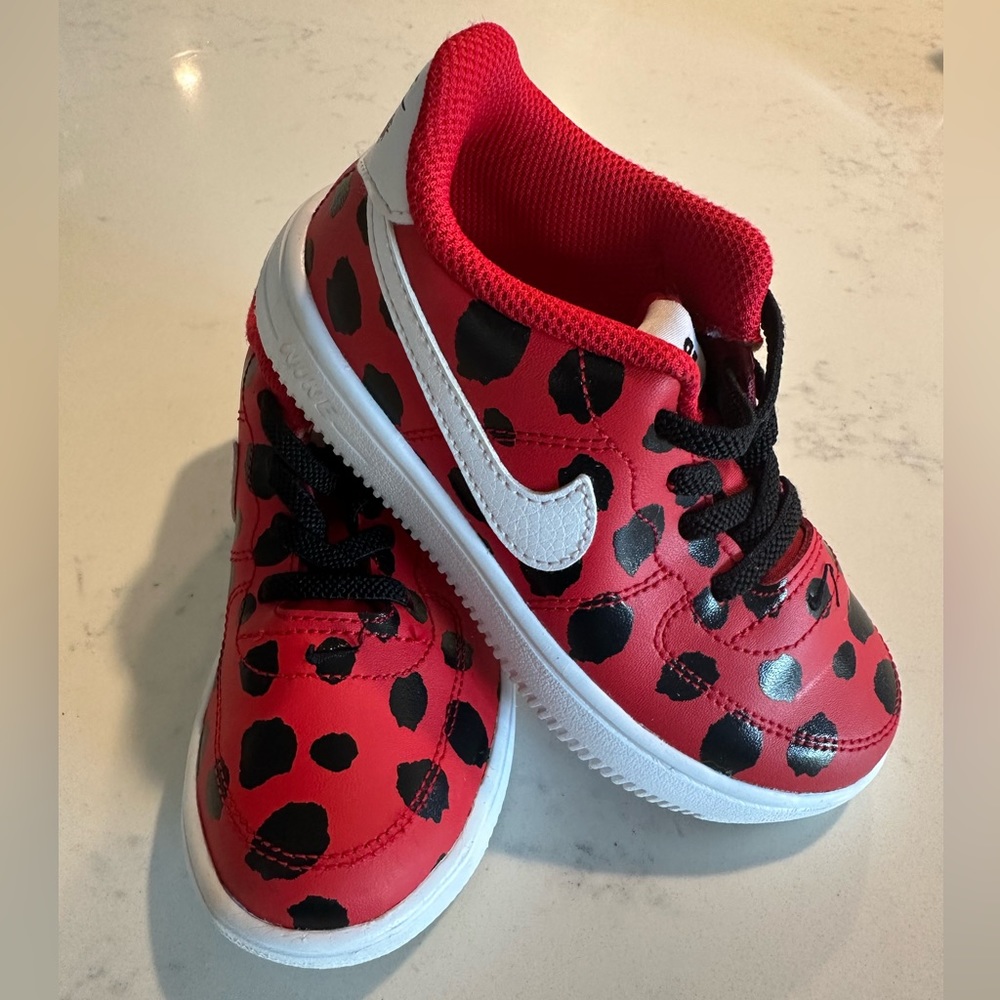Kids like new, since 10 no tie elastic slip on lady bug Air Force one